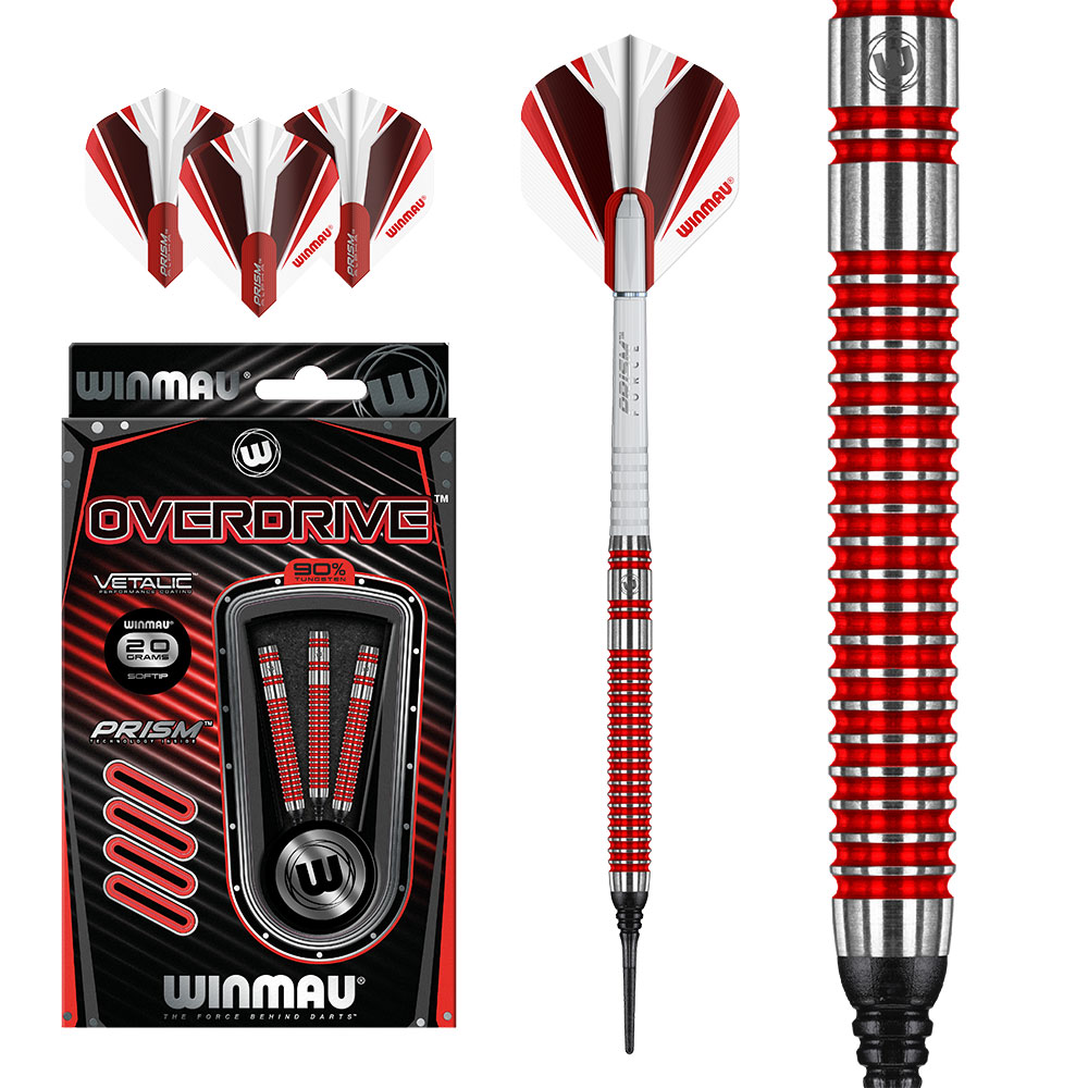 Winmau Set de fléchettes souples Overdrive : emballage noir contenant trois corps de fléchettes rouges. À côté, une fléchette souple assemblée rouge et argent avec des ailettes Prism Alpha Standard blanches et une pointe noire. Trois ailettes en vrac.