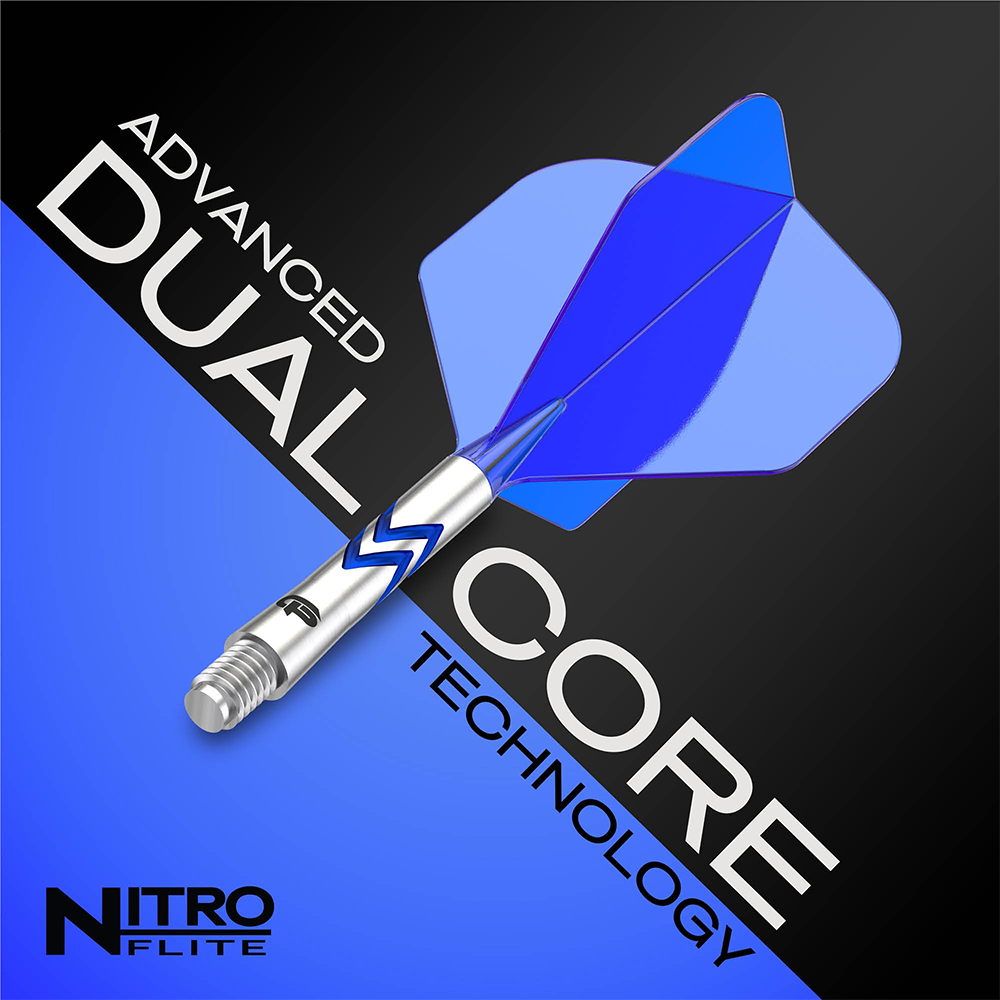 Flèche de fléchettes avec des plumes bleues brillantes et translucides et un corps argenté orné d'un motif en zigzag bleu sur un fond divisé en diagonale : noir en haut, bleu en bas. Inscriptions : « ADVANCED DUAL CORE TECHNOLOGY », « NITRO FLITE ».