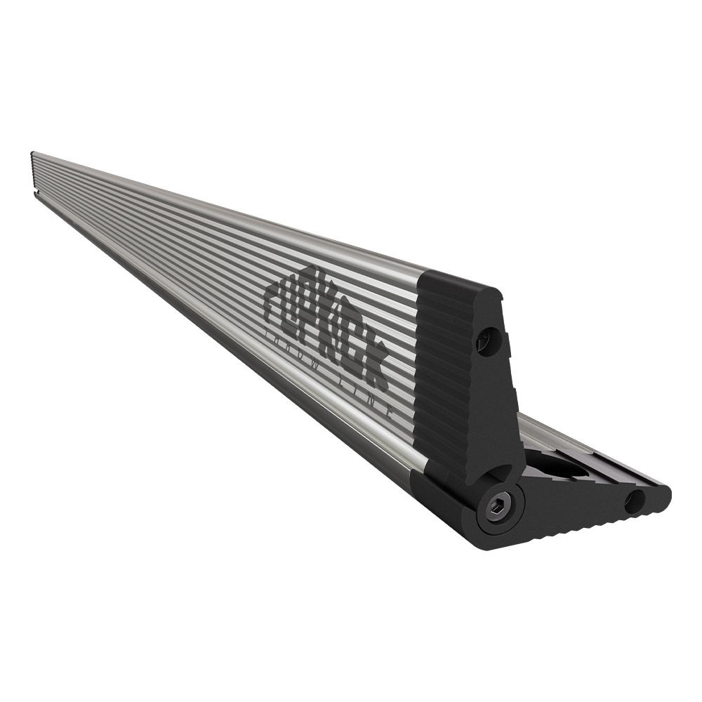 Oche de fléchettes en aluminium argenté, dépliée. La ligne de lancer avec rebord surélevé assure un positionnement précis des pieds et une stabilité constante. Surface rainurée horizontalement, logo « FLIPKICK THROWLINE ».