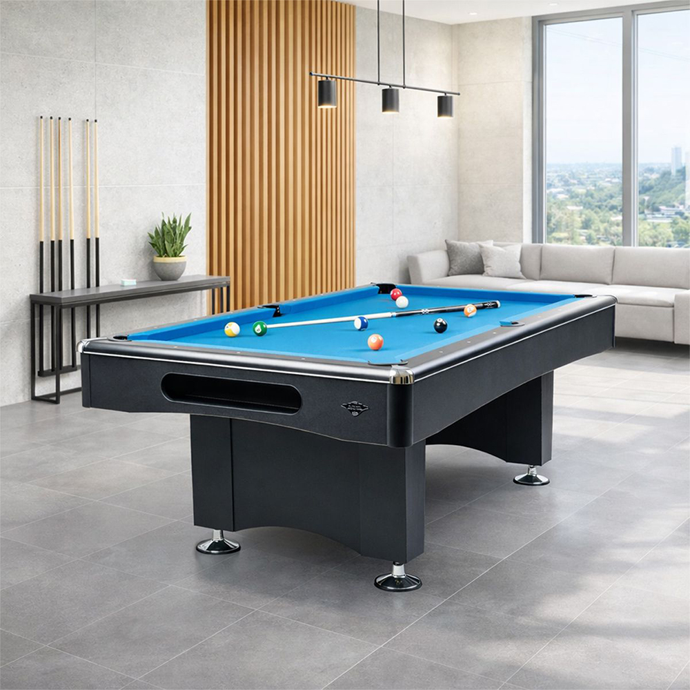 Table de billard moderne noire au feutre bleu vif, avec boules et queue, dans une pièce élégante. En arrière-plan : mur gris, lamelles de bois, table d'appoint avec des queues et une plante, canapé clair.