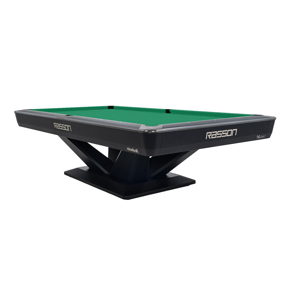 Table de billard moderne et élégante de couleur noire, signée Rasson, avec une surface de jeu vert vif. Piètement noir en forme de V très caractéristique pour un design dynamique. Sur les bandes : logos «Rasson», « nineball » et « Victory ».