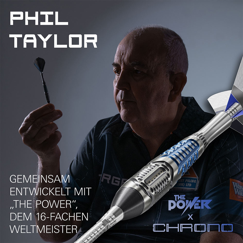 Phil Taylor, 16 fois champion du monde, observe pensivement une fléchette noire dans sa main, tandis qu'au premier plan une fléchette en acier Phil Taylor X Chrono de Target, au corps argenté, bleu, à la prise complexe, est de profil.