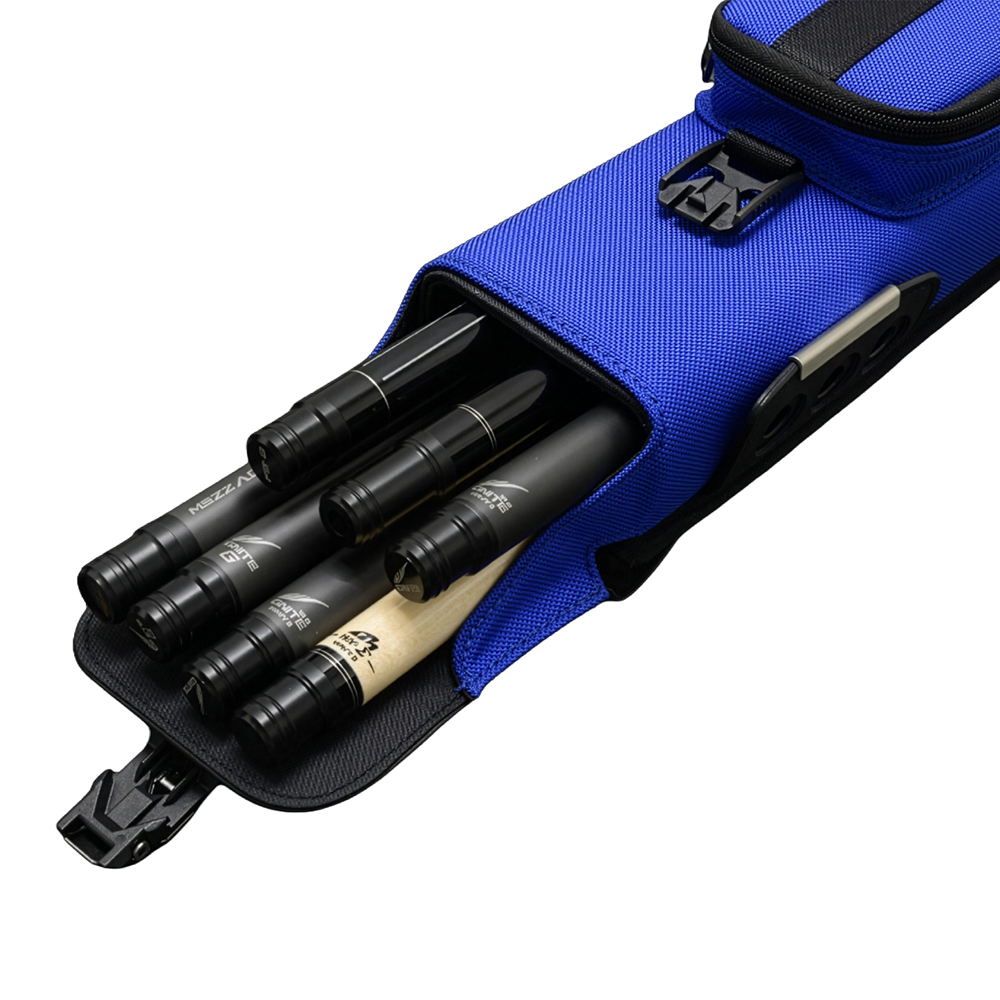 Mallette de queues de billard Nexus « Mezz » bleue ouverte, avec têtes de queues rangées : plusieurs noires et une claire en bois. Nylon bleu robuste avec touches noires, rangement compact 2/5. Détails et fermeture visibles.