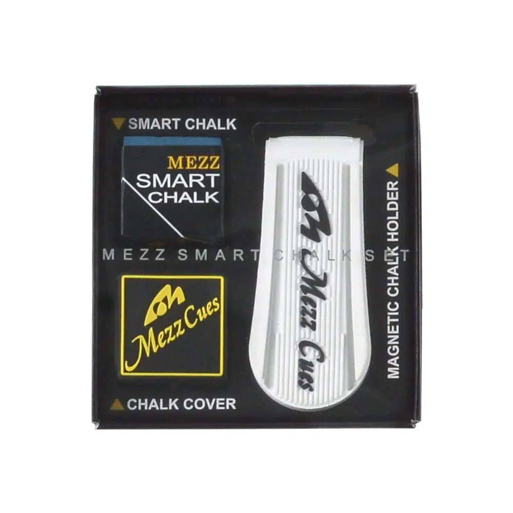 Mezz Set de porte-crayons Smart en coffret noir. Photo : craie Smart bleue « Mezz », capuchon noir avec logo jaune « Mezz » de Cues, et porte-craie magnétique allongé argenté avec inscription « Mezz » de Cues.