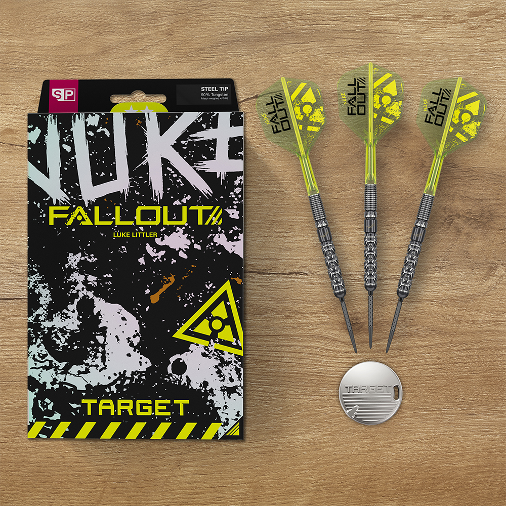 Lot de fléchettes acier Fallout Luke Littler avec coffret bois. Boîte noire « Nuke », motif Fallout et symbole radioactif. Trois fléchettes tungstène 90 %, corps noirs, grip hexagonal, ailettes K-Flex jaune fluo. Clé Swiss Point.