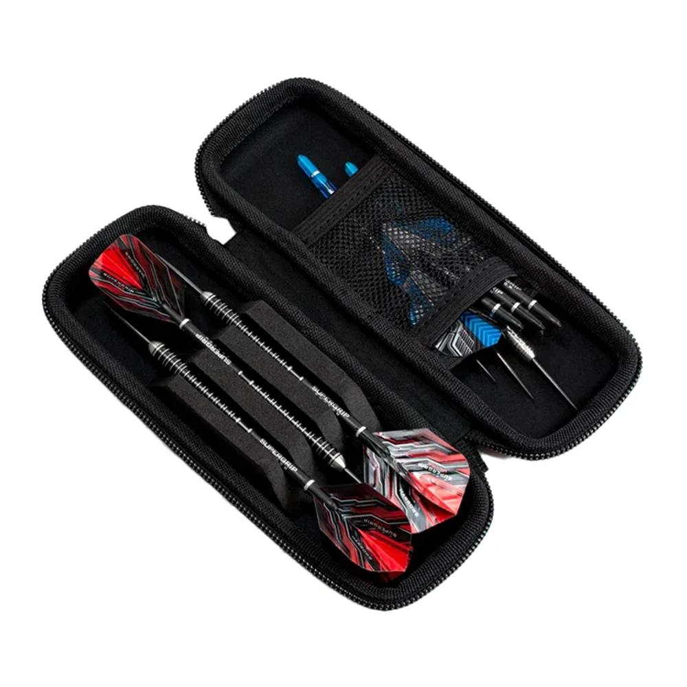 Étui à fléchettes Harrows noir ouvert à fermeture éclair. À l'intérieur, trois fléchettes montées avec tiges noires et ailettes Blaze Fire rouges/noires dans mousse. En face, compartiment filet avec accessoires bleus.