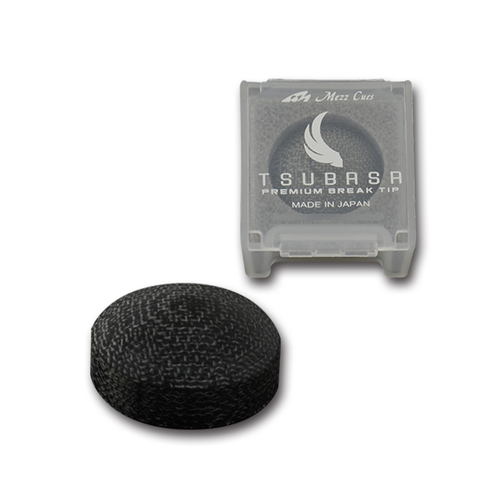 Pointe de queue de billard noire et bombée, avec fine structure en filet sur surface blanche. Avec un emballage transparent pour une pointe identique, logo « Mezz » et inscription « TSUBASA PREMIUM BREAK TIP MADE IN JAPAN ».