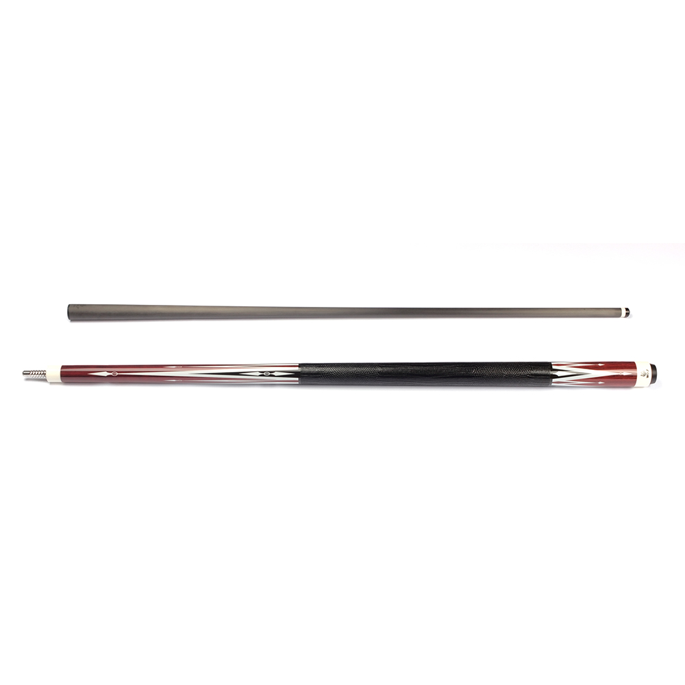 Zweiteiliges Billardqueue liegt horizontal auf weissem Grund. Unterteil in warmer Holzoptik mit weissen/schwarzen Pfeildetails und schwarzem, geprägtem Ledergriffband. Dünnes Carbon-Oberteil separat darüber. Wolf-403 Delta Carbon.