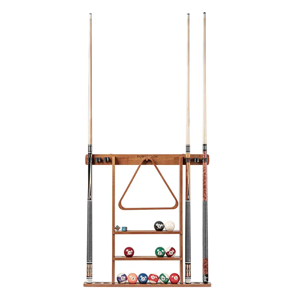 Support mural Robertson en chêne clair pour accessoires de billard. Range deux queues à la verticale, un triangle au centre et trois étagères. Elles contiennent 14 boules de billard colorées et deux cubes de craie bleus.