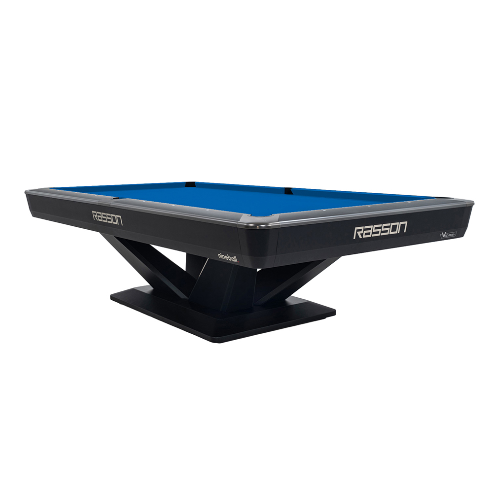 Table de billard moderne d'Rasson, avec un plateau bleu foncé et un élégant cadre noir. Elle repose sur un pied noir aux formes géométriques qui attire le regard. Sur les côtés : le logo d'Rasson, ainsi que les inscriptions « nineball » et « V custom ».