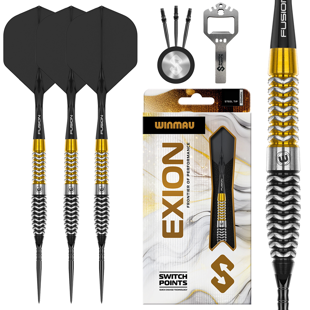 Trois fléchettes Fusion noir-or-argent avec plumes noires, dans un coffret Exion Winmau. Au-dessus, trois pointes de rechange noires sur support rond et un décapsuleur argenté. À droite, détail rainuré du corps.