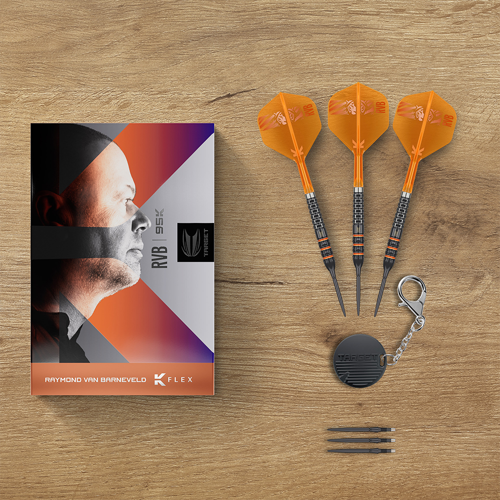 Lot de fléchettes en acier « Target » Raymon van Barneveld 95K Player Edition : coffret, 3 fléchettes montées avec des plumes K-Flex orange, corps noirs rehaussés de touches orange. Avec une clé Swiss Point et 3 pointes Swiss Storm noires.