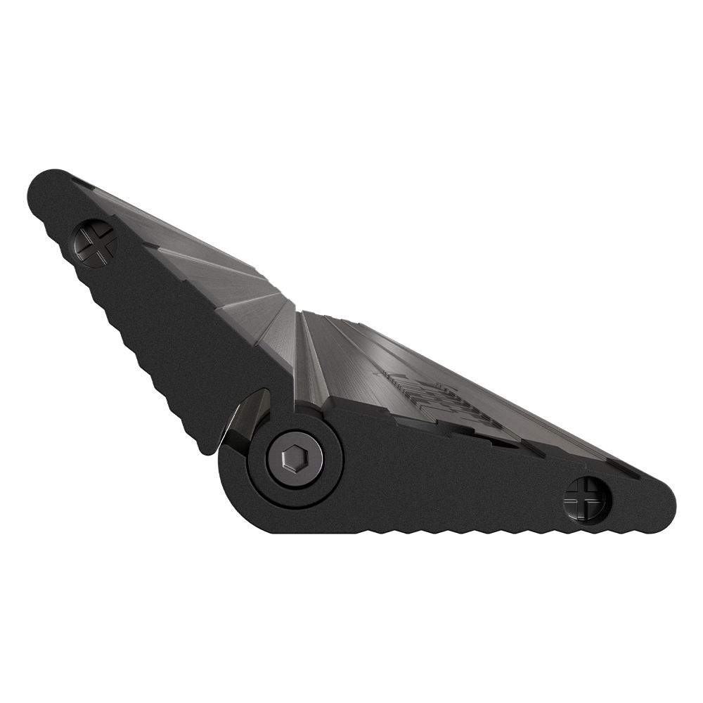Oche de fléchettes noir rabattable en aluminium, assurant une ligne de tir précise. Surface nervurée et rebord surélevé pour un appui solide. Installation en angle, charnières et vis apparentes, idéal pour un placement constant.