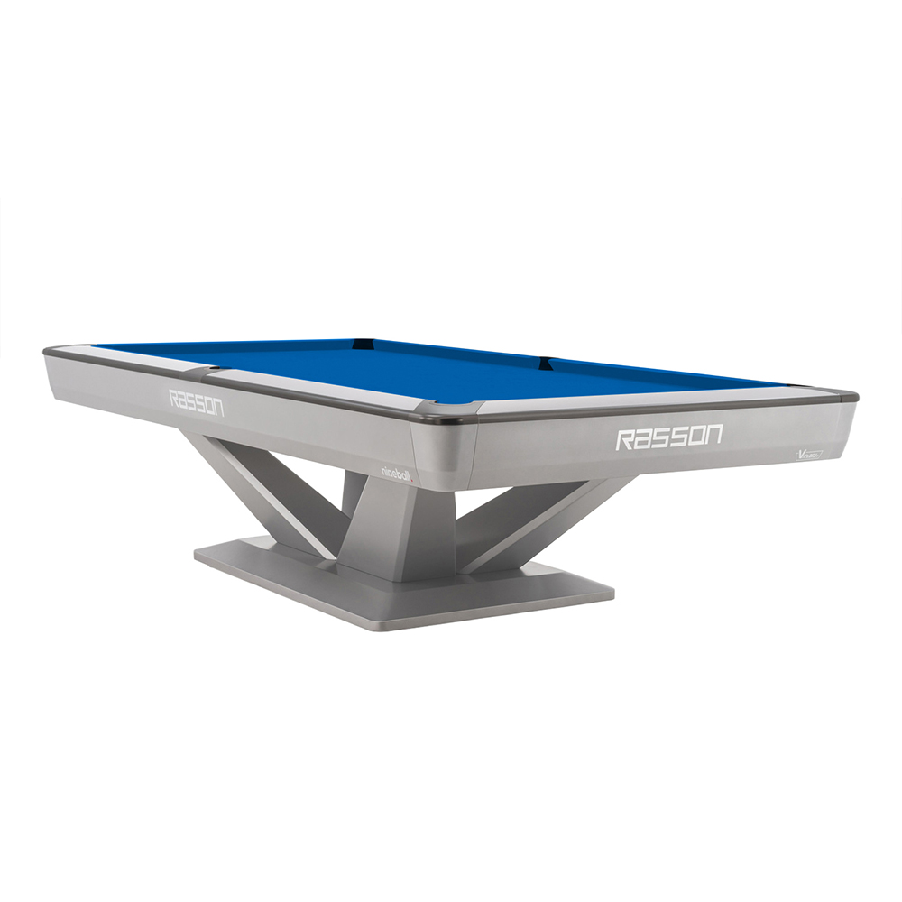 Table de billard moderne Rasson Victory III avec un design de pieds en V argenté qui attire l'œil. Drap bleu vif, bandes argentées, logo Rasson sur le côté. Socle large et stable, très haute qualité.