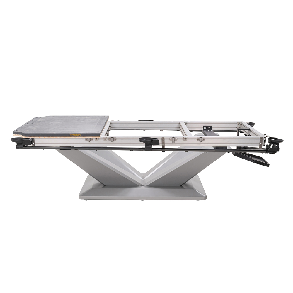 Table de billard Rasson Victory III partiellement assemblée, vue de profil, avec des pieds en V argentés et un cadre de support en aluminium. À gauche, une plaque d'ardoise grise est montée, cadre et système de niveau visibles.