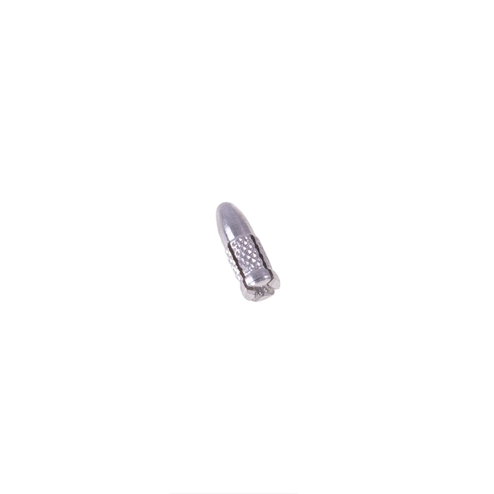 Un protège-plumes argenté pour flèches de darts sur fond blanc. La tête de protection en aluminium, étroite et effilée, présente une structure striée sur les côtés et une ouverture à l'extrémité la plus large. Protection et stabilisation.