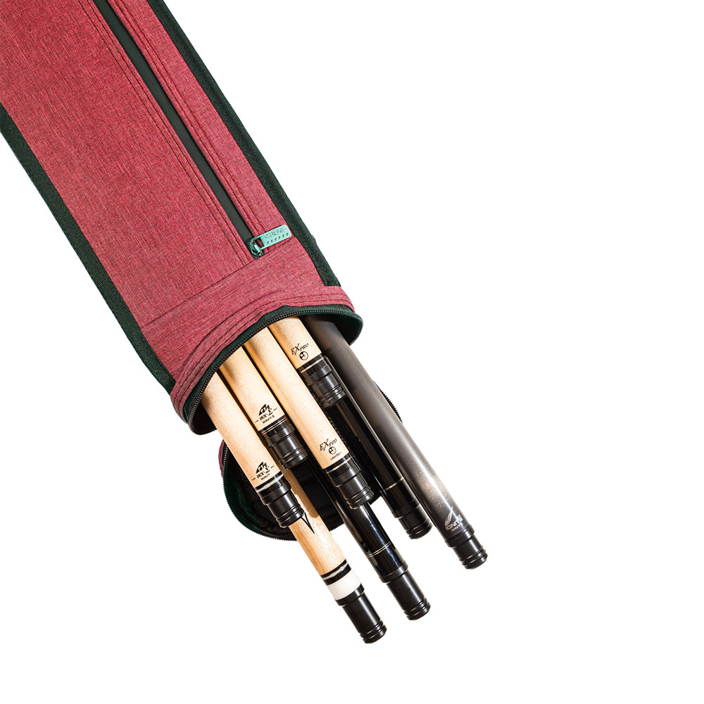 Sac souple pour queues Mirai de couleur bordeaux avec bordure verte, fermeture éclair partiellement ouverte. À l'intérieur, plusieurs queues de billard : parties en bois clair avec articulations/pointe noires et deux parties inférieures foncées.