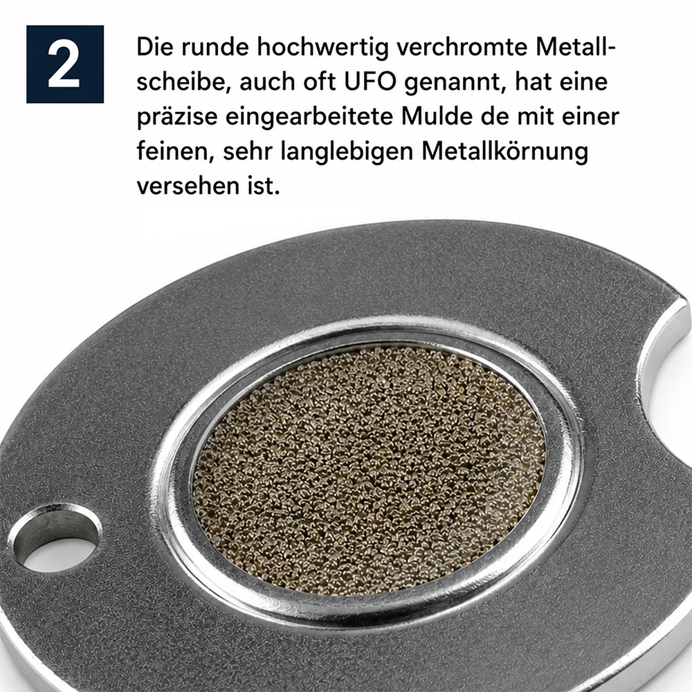 Halbovale, verchromte Metallplatte mit feiner, leicht texturierter Oberfläche. Zentrale kreisförmige Vertiefung, gefüllt mit dichter Schicht winziger, körniger Metallpartikel. Links kleines rundes Loch. Kanten glatt.