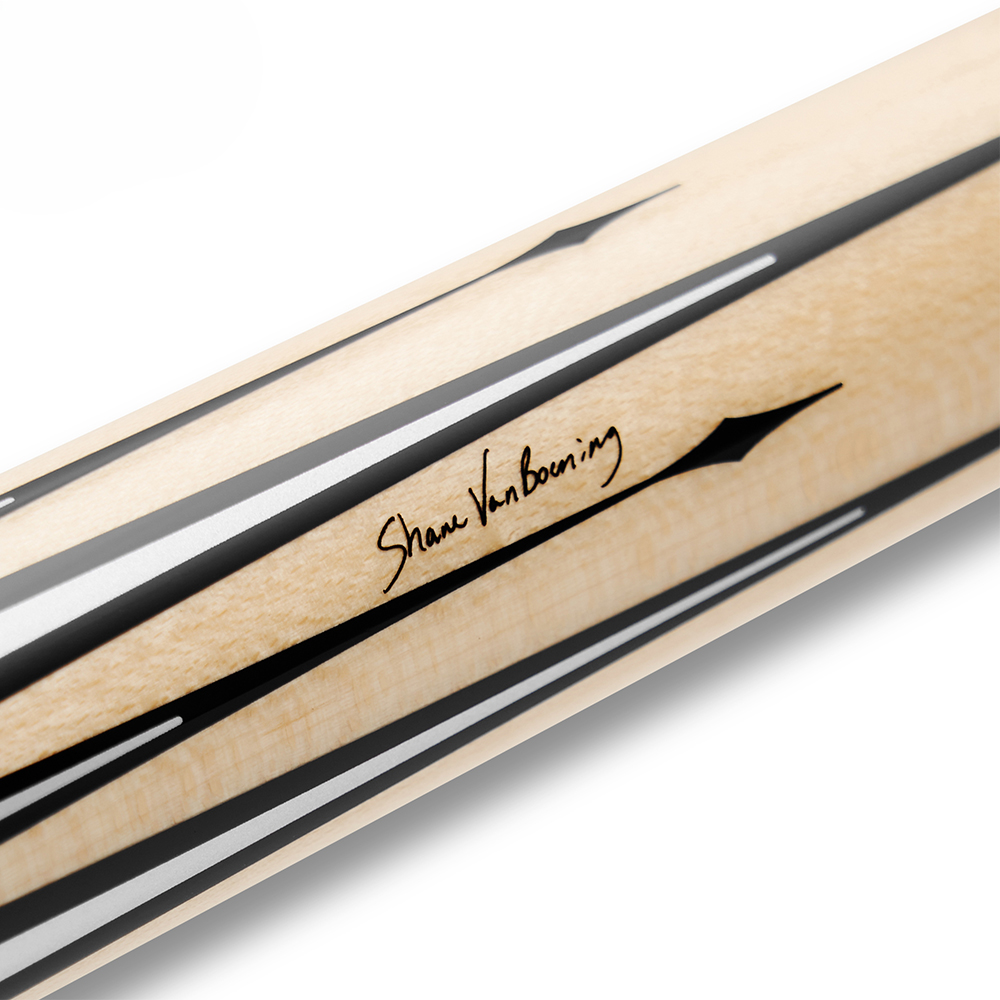 Gros plan sur une queue de billard en bois clair au grain fin. Des rayures noires et blanches s'alignent parallèlement. Au centre, la signature noire « Shane Van Boening », entourée de motifs décoratifs noirs en forme de losange.