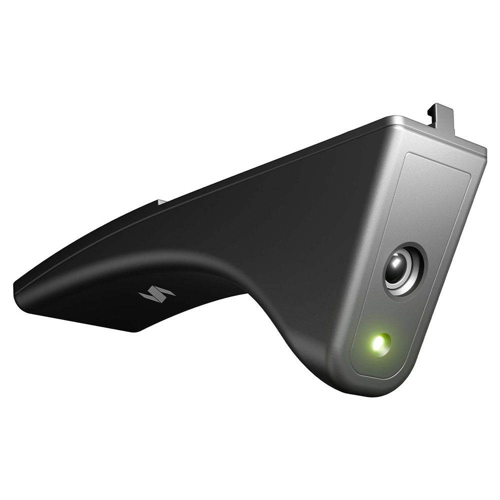 Module de caméra Fliq d'Scolia, fin et gris foncé, vu en oblique depuis le haut à gauche, prêt à être installé. Boîtier moderne et incurvé avec objectif rond et LED d'état vert vif. Clip sur le dessus pour une installation facile.