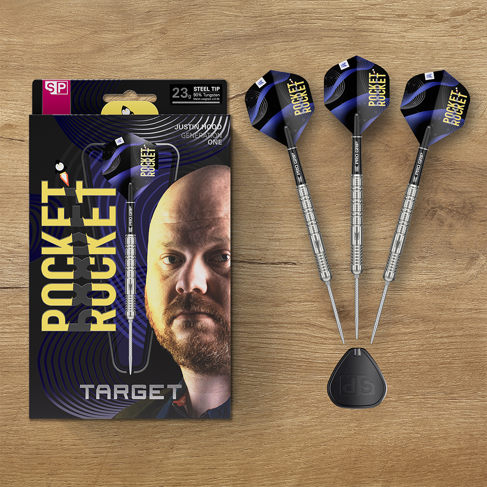 3 fléchettes acier Justin Hood Gen One (23 g), corps tungstène 90 % argentés, tiges Pro Grip noires, ailettes « Pocket Rocket » noir/bleu montées sur tige bois. Emballage noir avec portrait et outil Swiss Point.