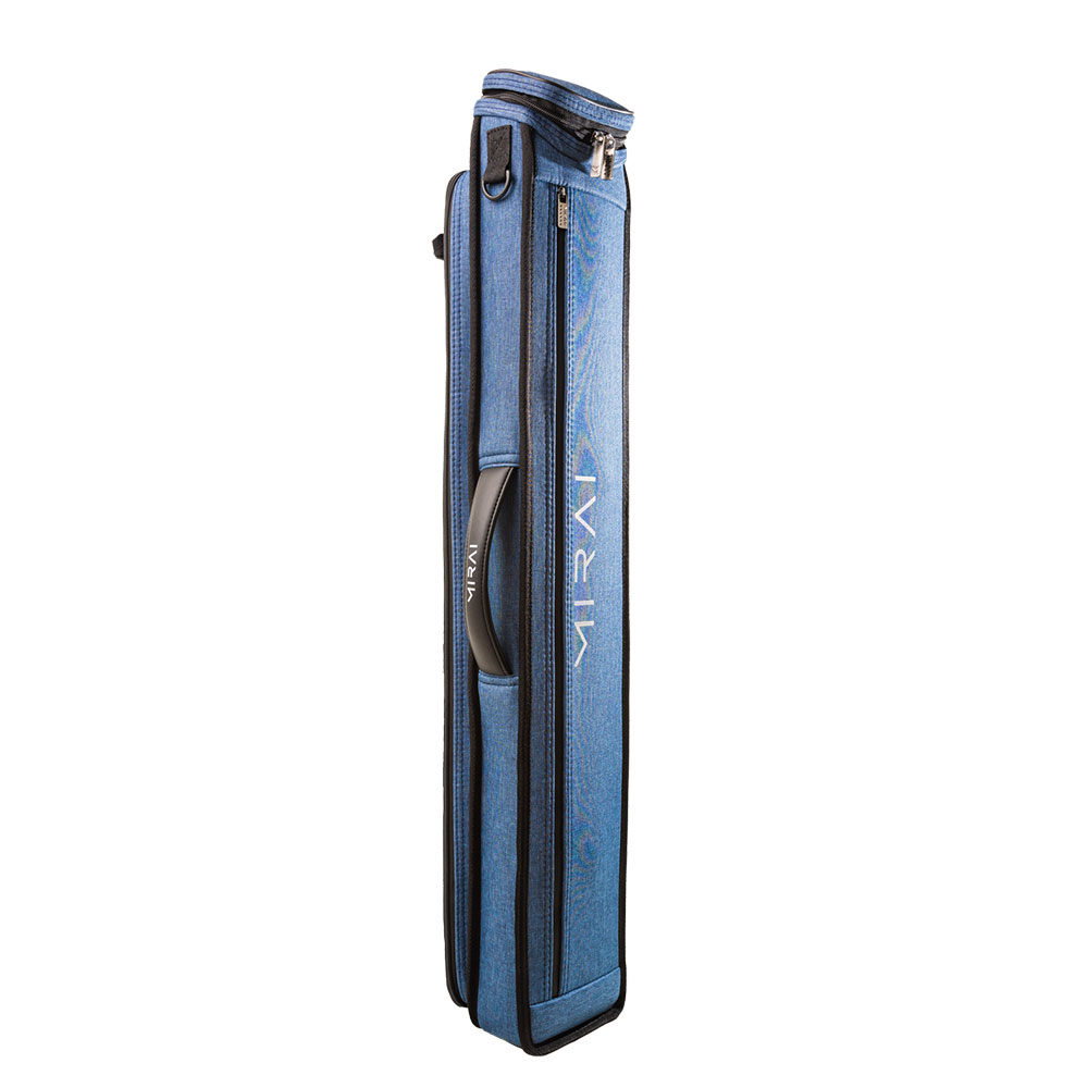Housse souple Mirai Cue bleue verticale, en denim texturé. Avec poignée latérale rembourrée noire, fermetures éclair argentées et logo Mirai imprimé verticalement. Rangement pour queues et accessoires.