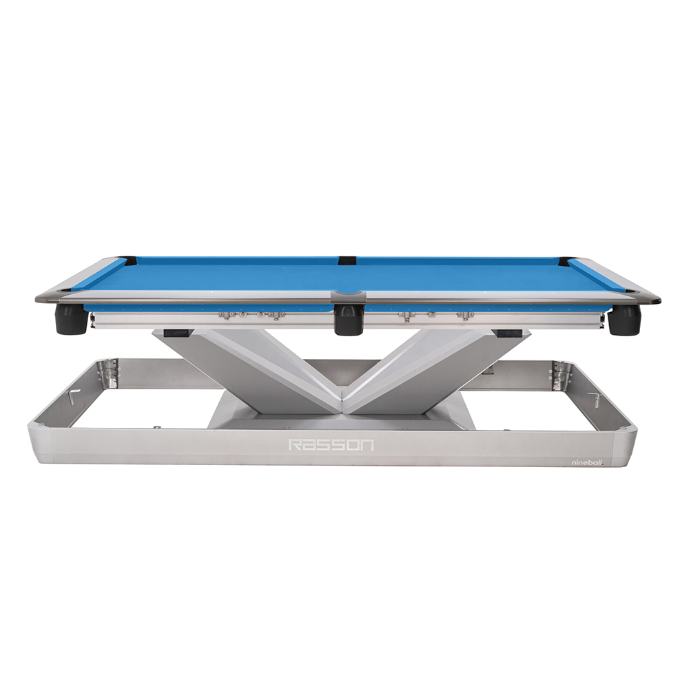 Rasson Une table de billard moderne, la Victory III en argent, avec une surface de jeu bleu vif et des poches noires. La table repose sur un piètement argenté en forme de V qui lui confère stabilité et un design unique.