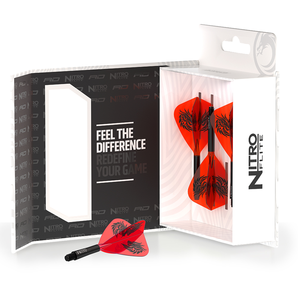 Emballage blanc ouvert pour ailettes de fléchettes. À l'intérieur, plusieurs ailettes rouge vif avec dragons noirs, et une identique devant. Texte : « FEEL THE DIFFERENCE REDEFINE YOUR GAME », logo « NITRO FLITE ».