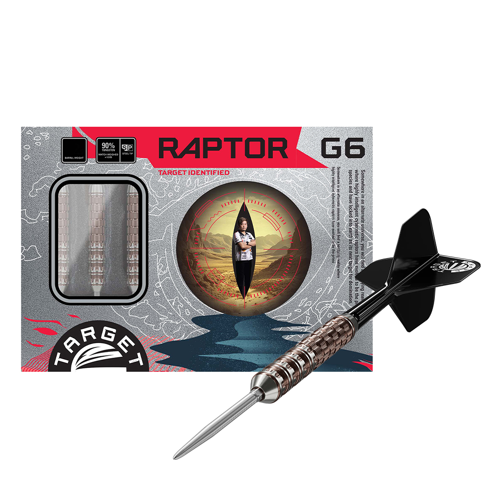 Target Fléchettes en acier Prime Series Raptor Gen6 SP Japan Edition avant emballage. 90 % de tungstène, corps à double zone de prise en main couleur or rose, pointe en acier brillant, plumes noires avec logo. Emballage : « RAPTOR G6 » et œil stylisé.