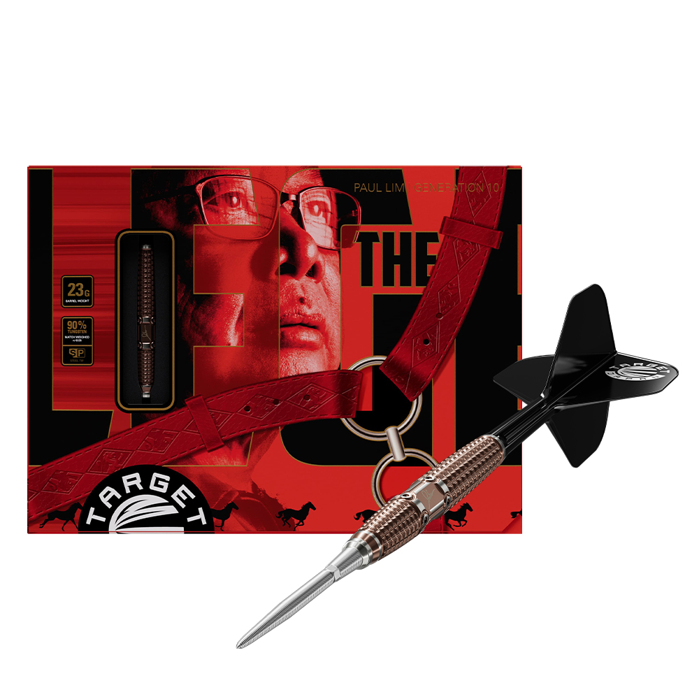 Steeldart Target Japan Paul Lim The Legend Gen10 SP mit bronzefarbenem, strukturiertem Barrel, silberner Spitze und schwarzen Flights. Im Hintergrund die rote Verpackung mit Paul Lims Gesicht, roten Riemen und Pferdesilhouetten.