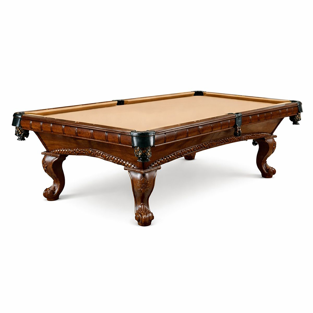 Table de billard luxueuse en bois foncé richement décoré, avec des sculptures artistiques et des pieds courbés. Surface de jeu en drap beige, six poches avec des filets décoratifs noirs. Classique, raffinée.