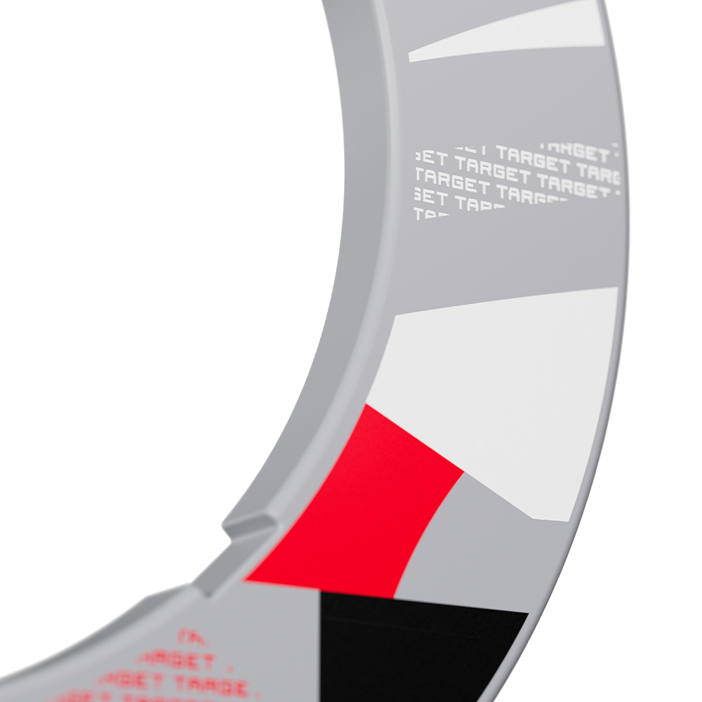 Anneau de réception gris et cranté pour cibles de fléchettes, formant une partie d'un cercle. Surface ornée d'un motif moderne abstrait de formes géométriques rouges, blanches et noires. En haut, « Target » en blanc.