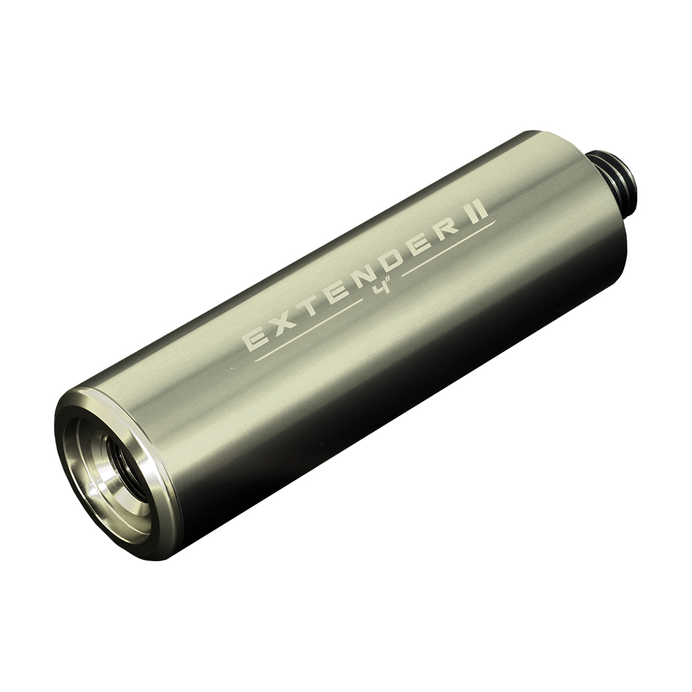 Rallonge cylindrique argentée à surface métallique brossée, vue en biais sur fond blanc. Inscriptions « EXTENDER II » et « 4'' » gravées. Une extrémité filetée interne, l'autre externe. Exceed Extender II, 4 pouces.