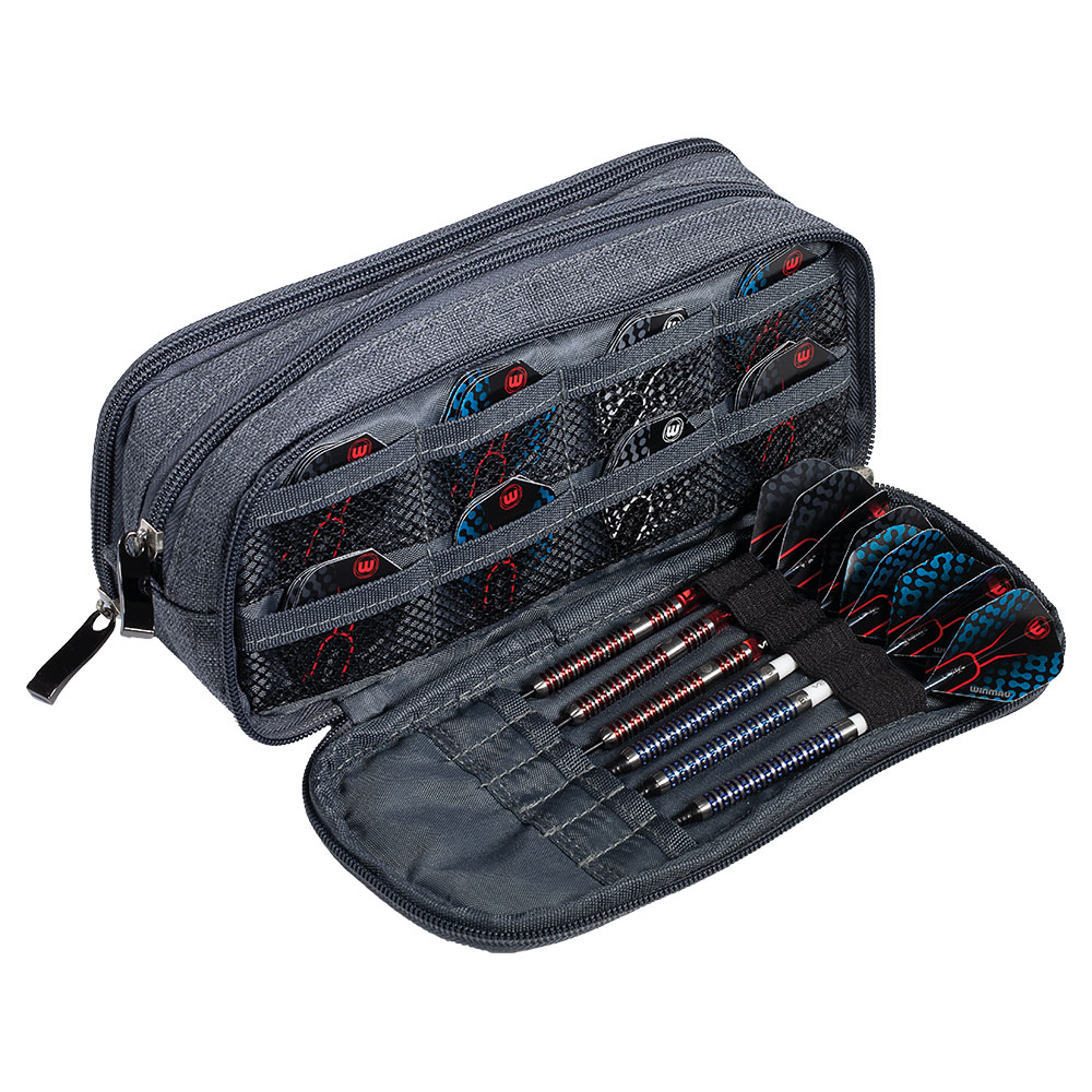 Sac à fléchettes ouvert gris foncé Winmau Aviator Pro avec compartiments pour accessoires. En bas, trois corps de fléchettes rouges et trois bleus ainsi que sept ailettes bleues à motifs noirs. Dans le rabat, d'autres ailettes dans 15 poches en filet.