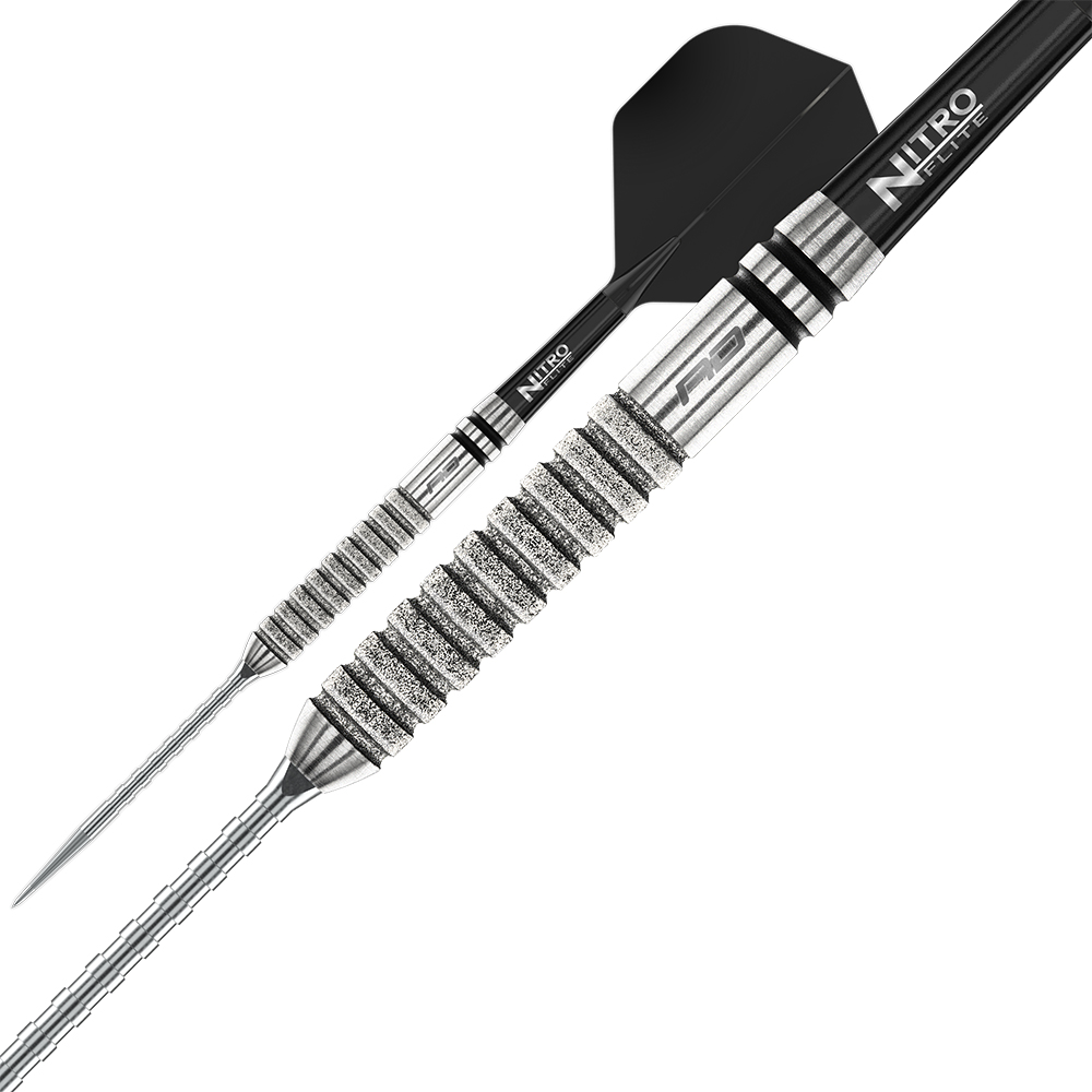 Zwei silberne Darts mit schwarzen Flights und scharfen Metallspitzen auf hellem Hintergrund. Der vordere Dart hat ein gerändeltes Griffstück und einen Schaft mit "NITRO ELITE". Der zweite ist kleiner und versetzt.