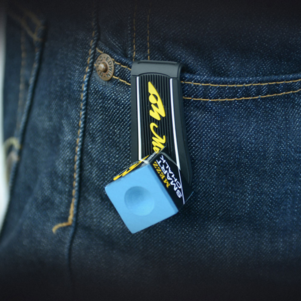 Tissu en jean bleu foncé avec coutures apparentes et bouton en bronze auquel est accroché un clip de ceinture noir. Le clip maintient un cube de craie de billard bleu clair portant l'inscription « MEZZ SMART CHALK ». Inscription jaune sur le clip.