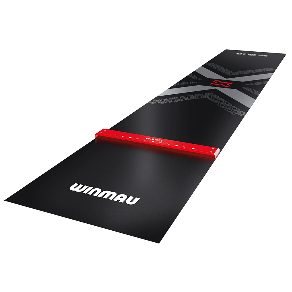 Tapis de fléchettes noir, long et rectangulaire, avec zone d'oche rouge. Lettres « Winmau » blanches sur bandes grises avec logo « X » rouge. Zone d'oche marquée « BLADE X » indiquant la ligne de lancer.