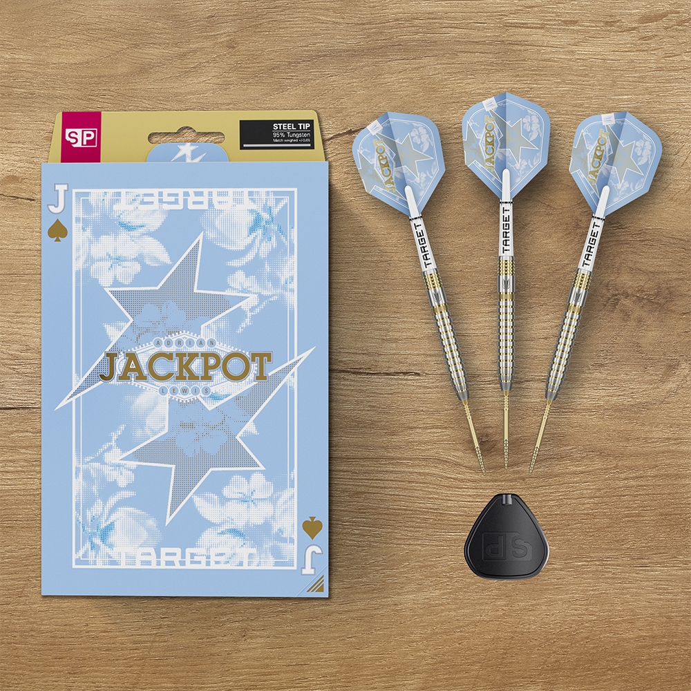 Trois fléchettes en acier Adrian Lewis, corps doré/argenté, pointes dorées, ailettes « JACKPOT » bleu ciel sur support en bois. À côté, emballage bleu clair type carte à jouer avec étoile et « JACKPOT » doré. Clé noire incluse.