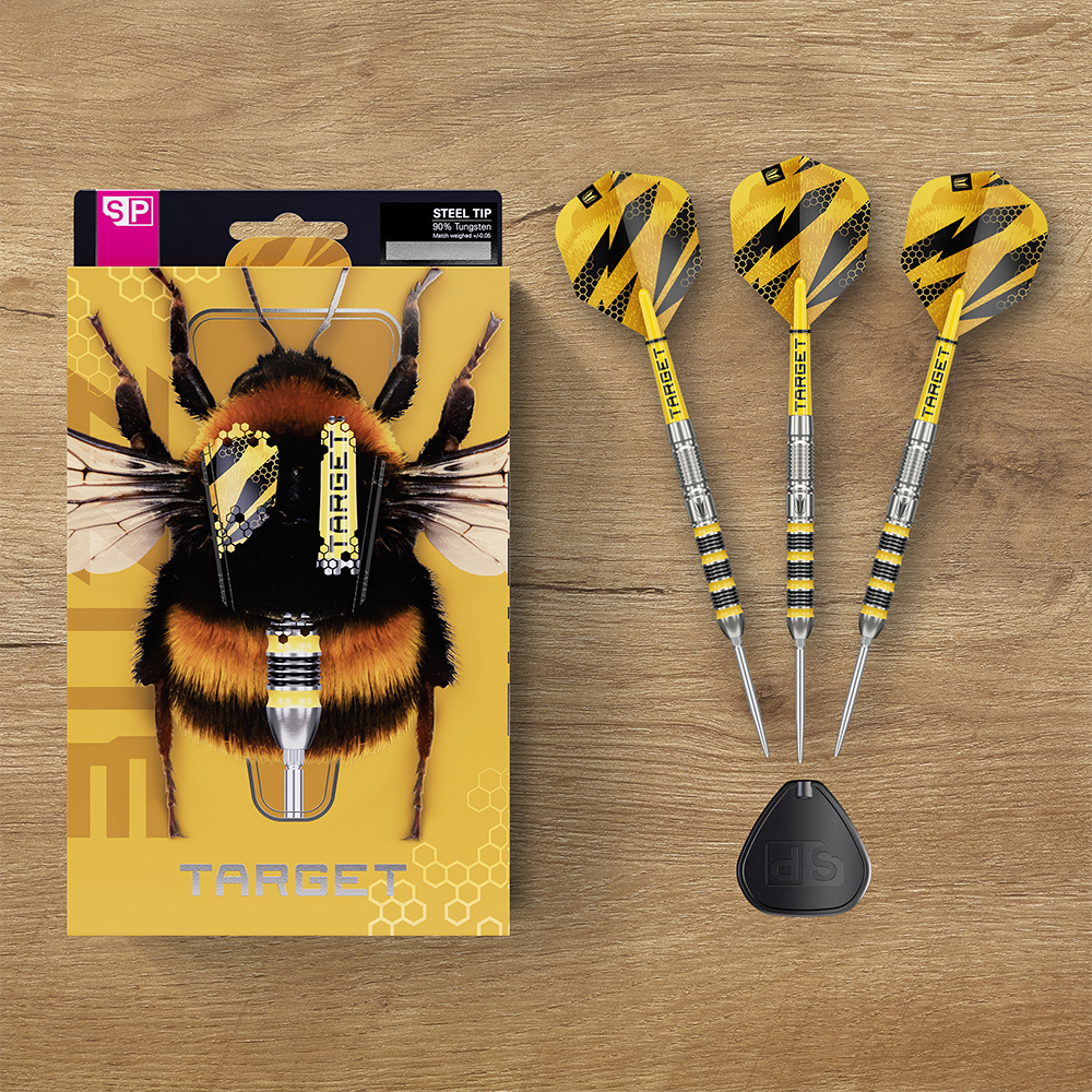 Trois fléchettes en acier « Target BUZZ 01 » à ailettes, jaunes et noires façon abeille, sont posées sur une table en bois. À côté, l'emballage jaune avec une grande abeille et un outil Swiss Point.