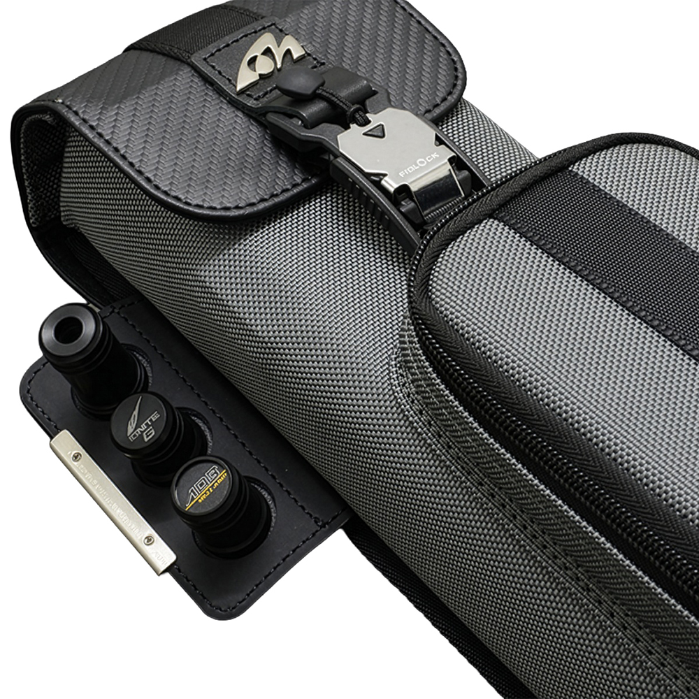 Étui à queue de billard Mezz Nexus gris « Mezz » en nylon texturé avec touches de similicuir noir. Fermeture FIDLOCK argentée. Trois ouvertures latérales noires pour têtes de queue, dont IGNITE G et Mezz Alpha.