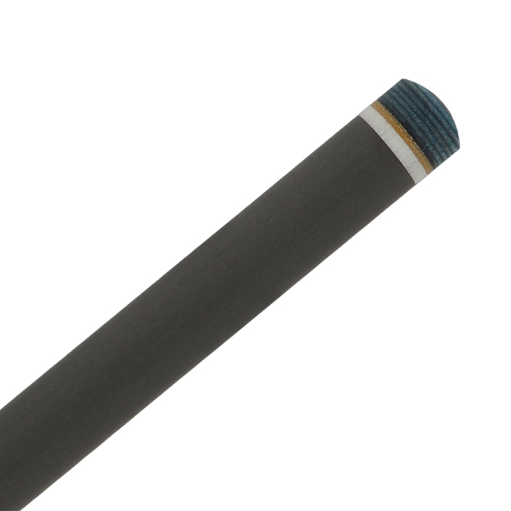 Nahaufnahme der Spitze eines Billard-Oberteils Mezz Ignite 11.5. Das Carbon-Oberteil ist dunkelgrau mit einer strukturierten, mehrschichtigen Queuespitze, die blaue und helle Bänder über weißen und bernsteinfarbenen Schichten zeigt.