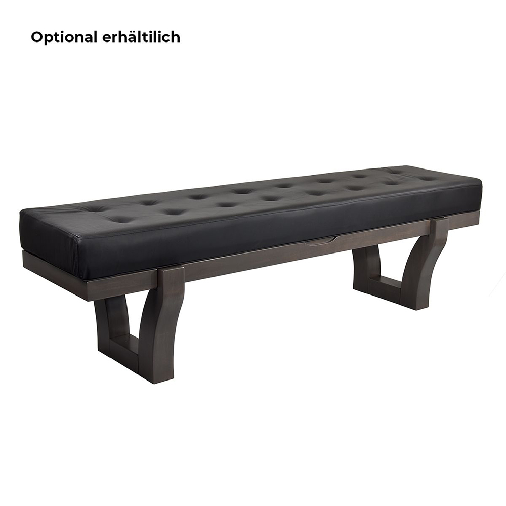 Long banc moderne avec assise rembourrée noire capitonnée. Structure en bois foncé avec deux pieds robustes et incurvés pour plus de stabilité et d'élégance. Sur fond blanc.