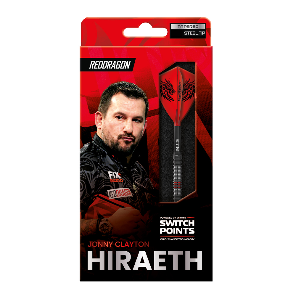 Emballage rouge du produit de fléchettes : à gauche, portrait du joueur Jonny Clayton, barbu et en maillot foncé. À droite, une fléchette à ailettes rouges en dragon, tige noire et corps argenté. Red Dragon, Hiraeth.
