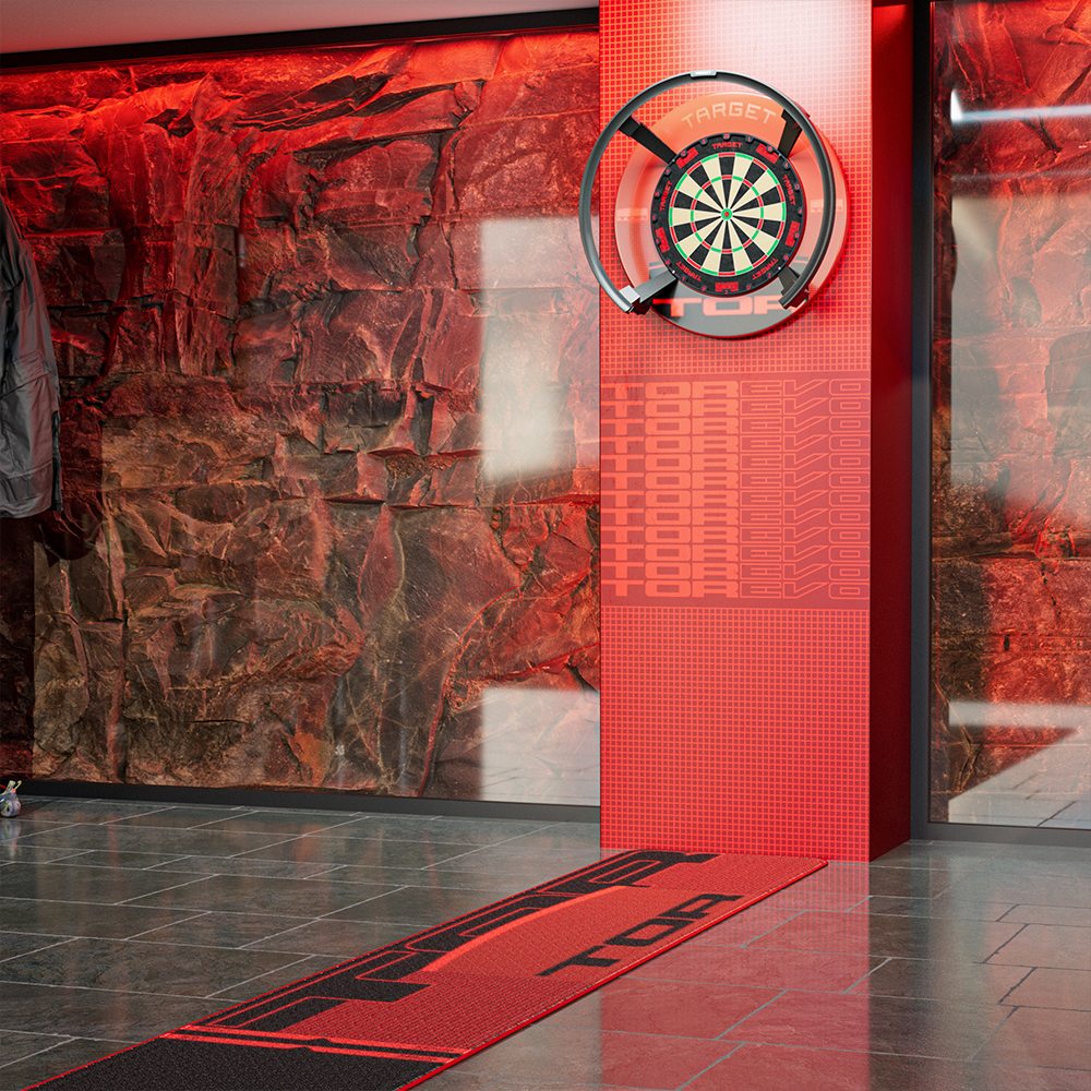 Installation moderne de fléchettes sous éclairage rouge : cible avec anneau TOR foncé sur panneau mural rouge au logo TOR. À gauche, mur en pierre brut sous lumière rougeâtre. Tapis TOR noir et rouge sur sol carrelé brillant.