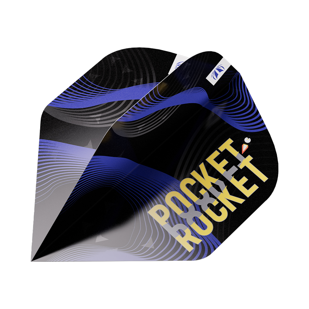 Deux plumes de fléchettes Pro Ultra n° 2 noires, légèrement superposées. Design dynamique avec des lignes ondulées violettes et grises. Sur la plume de devant : « POCKET ROCKET » en jaune, avec une mascotte pingouin.