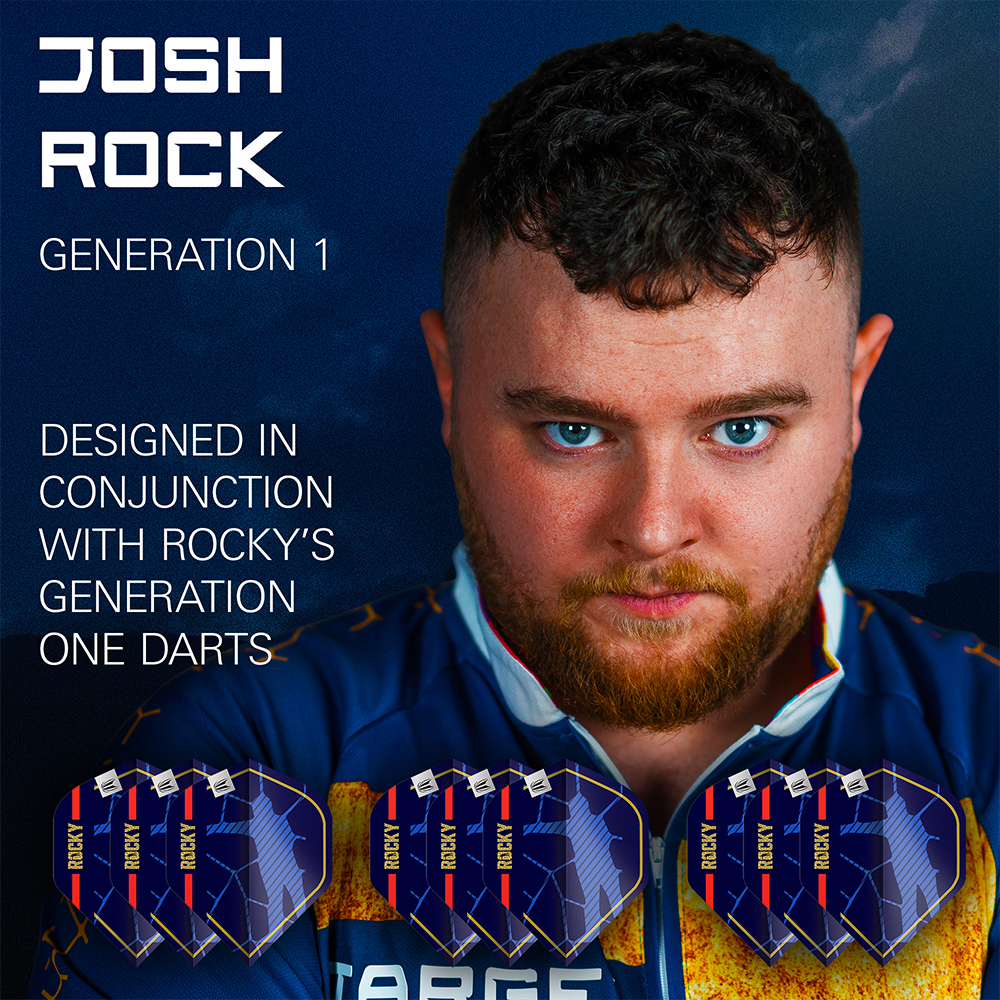 Josh Rock, barbu aux yeux bleu perçant, regarde la caméra. Il porte un t-shirt de fléchettes bleu et or. Devant lui, trois jeux de plumes bleues avec touches dorées et rouges. Trois plumes par jeu : « ROCKY » et motif géométrique.