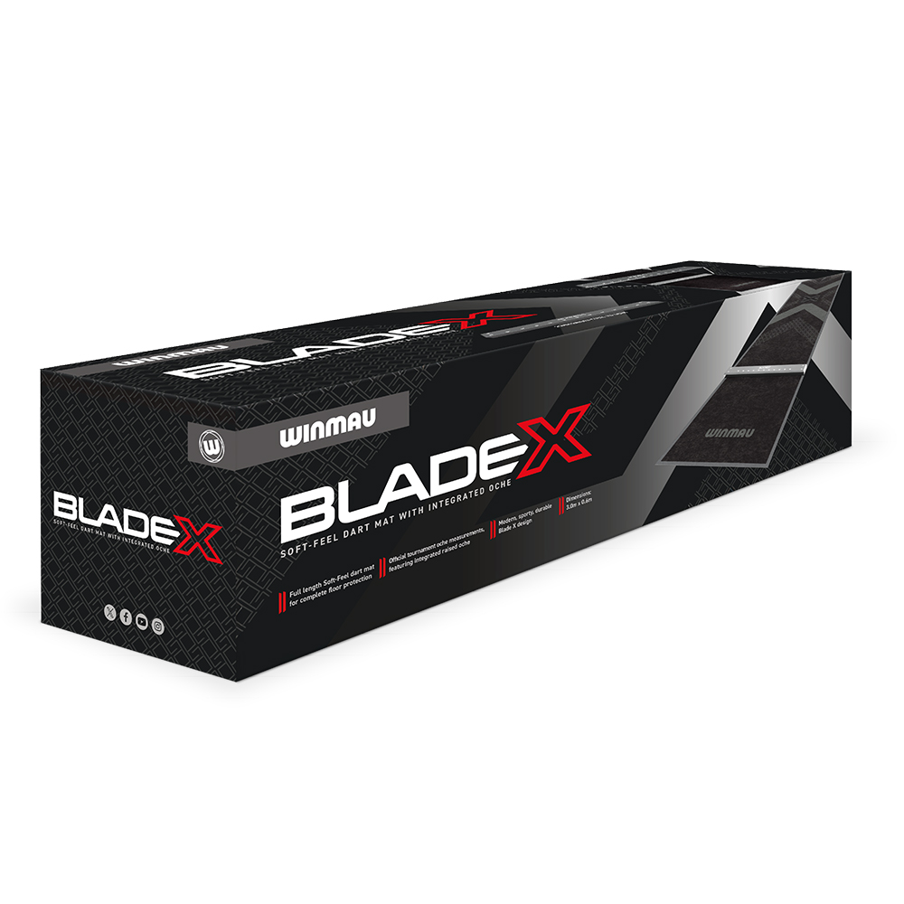 Lange schwarze Verpackung der Winmau Blade X Soft-Feel Dartmatte mit integriertem Oche. Marken- und Produktname in Weiß/Rot, Eigenschaften: Bodenschutz, offizielle Turniermaße, sportliches Design. Kleine Abbildung der Matte.