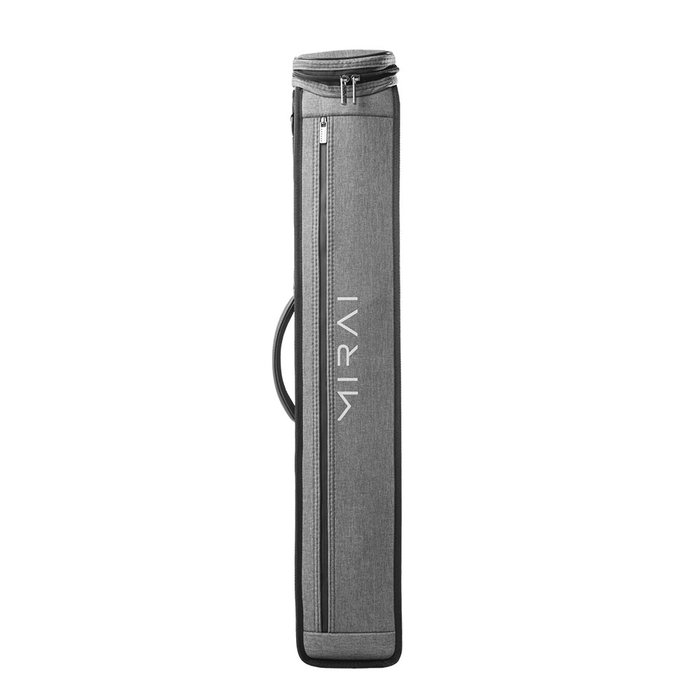 Sac souple Mirai gris, long et étroit, en tissu, vu de face sur fond blanc. Face avant avec logo « MIRAI » blanc vertical, plusieurs poches zippées (compartiment principal, poche supérieure accessoires), poignée latérale noire, bords noirs.