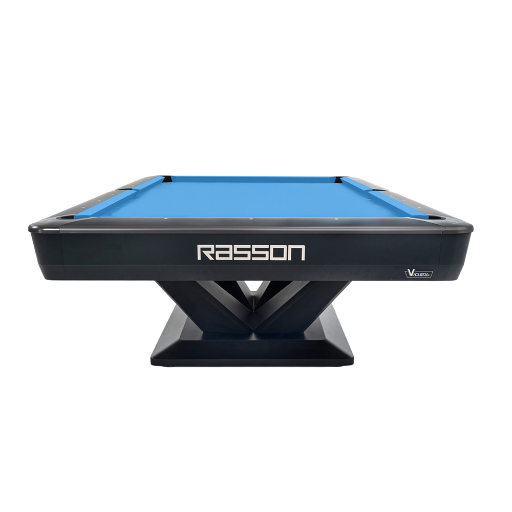 Table de billard moderne avec plateau bleu vif et cadre noir robuste. Sur piètement en X, elle affiche la marque « Rasson » en lettres blanches sur le long côté. Les quatre poches visibles sont sombres.